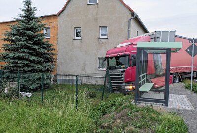 LKW verfehlt bei Crash auf B107 nur knapp ein Wohnhaus: Fahrer mit über 2 Promille unterwegs - Der Sattelzug kommt von der Fahrbahn ab, gerät ins Schleudern und verfehlt nur knapp ein Wohnhaus und eine Bushaltestelle. Foto: Sören Müller