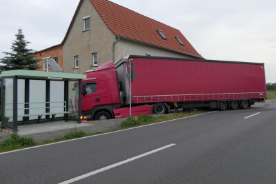 LKW verfehlt bei Crash auf B107 nur knapp ein Wohnhaus: Fahrer mit über 2 Promille unterwegs - Schwerer Crash mit LKW auf der B107 endet fast in einer Katastrophe.