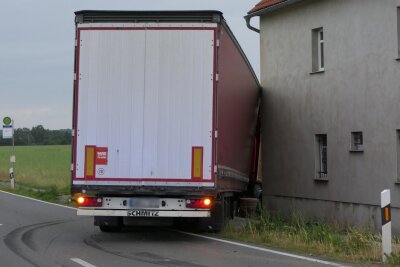 LKW verfehlt bei Crash auf B107 nur knapp ein Wohnhaus: Fahrer mit über 2 Promille unterwegs - Schwerer Crash mit LKW auf der B107 endet fast in einer Katastrophe.