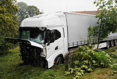 LKW verunglückt: Fahrzeug kommt von der Straße ab und landet im Graben - Am Freitagmittag kam es in Steinigtwolmsdorf zu einem Verkehrsunfall eines LKW. Foto: LausitzNews