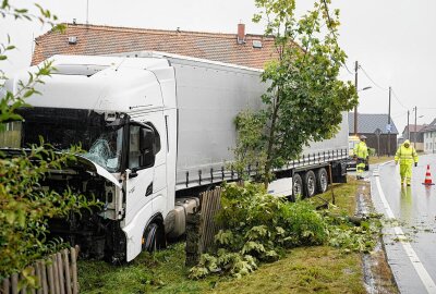 LKW verunglückt: Fahrzeug kommt von der Straße ab und landet im Graben - Der LKW war von der Fahrbahn abgekommen und in einen Graben gefahren. Foto: LausitzNews