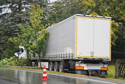 LKW verunglückt: Fahrzeug kommt von der Straße ab und landet im Graben - Die Ursache des Unfall ist noch unklar. Foto: LausitzNews