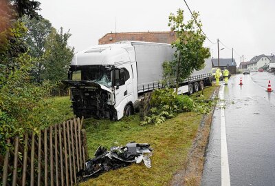 LKW verunglückt: Fahrzeug kommt von der Straße ab und landet im Graben - Der LKW war von der Fahrbahn abgekommen und in einen Graben gefahren. Foto: LausitzNews