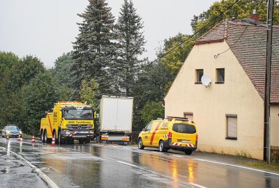 LKW verunglückt: Fahrzeug kommt von der Straße ab und landet im Graben - Eine Spezialfirma kümmerte sich um die Bergung des LKW. Foto: LausitzNews