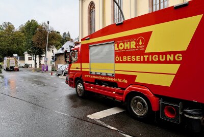 Lößnitz: Verkehrsunfall an Ampelkreuzung B169 - Einsatzkräfte der Feuerwehr und des Ölschadensdienstes sichern die Unfallstelle, während die B169 nach dem Zusammenstoß voll gesperrt ist. Foto: Niko Mutschmann