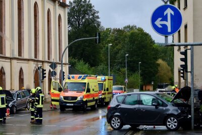 Einsatzkräfte der Feuerwehr und des Ölschadensdienstes sichern die Unfallstelle, während die B169 nach dem Zusammenstoß voll gesperrt ist. Foto: Niko Mutschmann