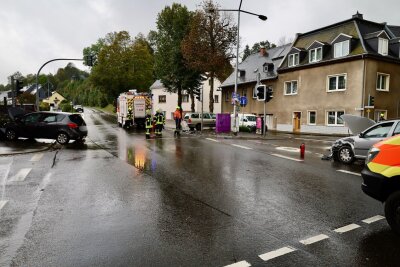 Unfallstelle an der Ampelkreuzung B169: PKW Opel und VW kollidieren. Foto: Niko Mutschmann