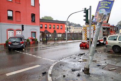 Einsatzkräfte der Feuerwehr und des Ölschadensdienstes sichern die Unfallstelle, während die B169 nach dem Zusammenstoß voll gesperrt ist. Foto: Niko Mutschmann