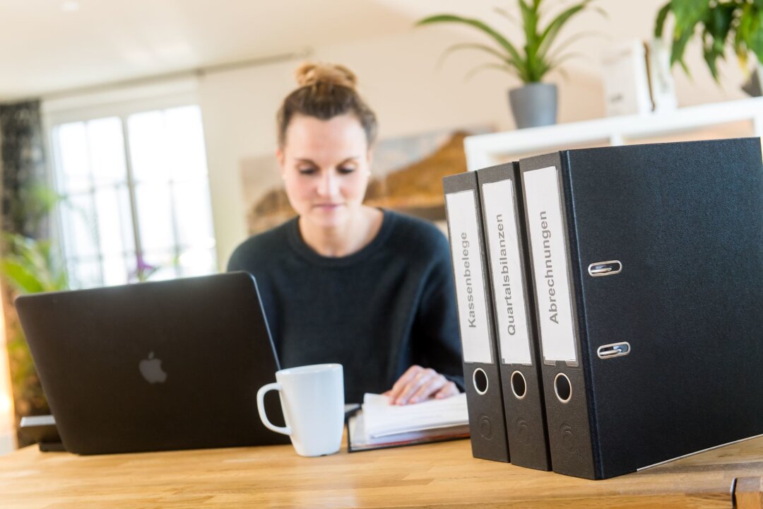 Lohnsteuer-Ermäßigung für 2025: Antrag ab jetzt möglich - Langer Arbeitsweg, hohe Krankheitskosten? Wer bereits unter dem Jahr von Steuervergünstigungen profitieren möchte, kann ab sofort einen Antrag auf Lohnsteuer-Ermäßigung für das Jahr 2025 stellen.