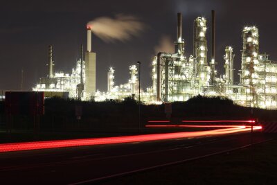 Lohnt es sich, in Energie zu investieren? - Erdölraffinerie bei Nacht: In fossile Energie wurde lange Zeit kaum noch investiert.