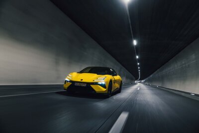 Lotus Emeya: Der Gran Turismo für die Generation E - Sssaaauuusss: Über 250 km/h schnell wird der neue Lotus Emeya je nach Version - und ist dabei höchst tauglich für die Langstrecke.