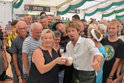 Lugau feiert 825. Geburtstag und 100 Jahre Stadtrecht - Bürgermeister Thomas Weikert (re.) hat das Fassbier angestochen - links Astrid Peiker-Holzmüller, Geschäftsführerin der Glückauf-Brauerei Gersdorf. Foto: Ralf Wendland