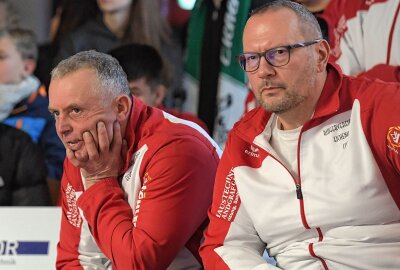 Lugauer Ringer empfangen zuhause Werdau - Die Mannschaft um Trainer Jan Peprny (li.) empfängt am Samstag den AC Werdau. Foto: Ralf Wendland