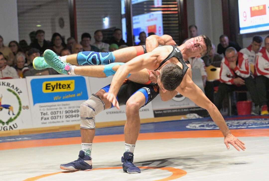 Lugauer Ringer gewinnen Derby gegen Thalheim - Der Thalheimer Daniel Franke (hinten) musste sich den Lugauer Igbal Sakhizada nach Punkten geschlagen geben. Foto: Ralf Wendland