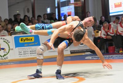 Lugauer Ringer gewinnen Derby gegen Thalheim - Der Thalheimer Daniel Franke (hinten) musste sich den Lugauer Igbal Sakhizada nach Punkten geschlagen geben. Foto: Ralf Wendland