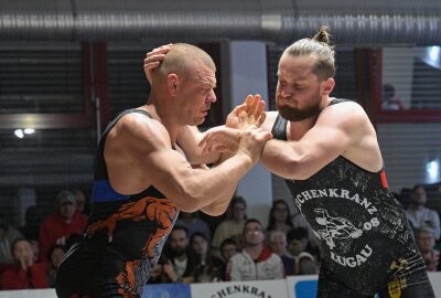 Lugauer Ringer gewinnen Derby gegen Thalheim - Der Lugauer Ondrej Dadák (re.) hat den Thalheimer Radoslaw Dublinowski nach Punkten besiegt. Foto: Ralf Wendland