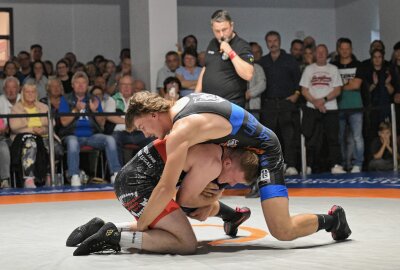 Lugauer Ringer gewinnen Derby gegen Thalheim - Der Lugauer Szymon Wojtkowski (li.) hat den Thalheimer Leon Kolbe auf Schultern gezwungen. Foto: Ralf Wendland