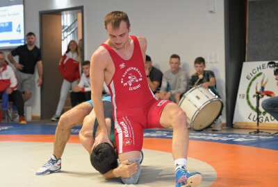 Lugauer Ringer holen Heimsieg gegen Hannover - Der Lugauer Tim Hamann (vorn) hat seinen Gegner Ahmad Ghaidz Manawari nach Punkten besiegt. Foto: Ralf Wendland