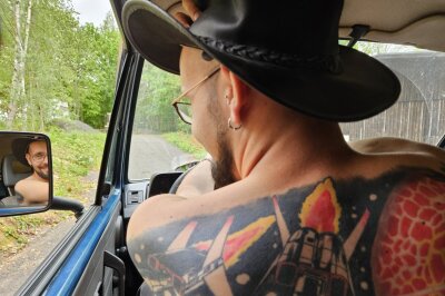 Lukas (33) aus Chemnitz: Autoschrauber mit Hommage an seinen verstorbenen Vater - Lukas, ein leidenschaftlicher Schrauber, dessen großes Rückentattoo eine tiefe emotionale Bedeutung trägt.