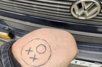 Lukas (33) aus Chemnitz: Autoschrauber mit Hommage an seinen verstorbenen Vater - Neben seinem großen Rückentattoo hat er auf seinen Knie einen selbstgestochenen Smily seiner Ex-Freundin. Das malt seine 6-jährige Tochter regelmäßig aus. 