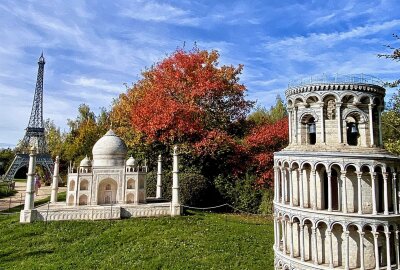 Lustige Gespenster tummeln sich in der Miniwelt - Der Landschaftspark lockt derzeit nicht nur mit mehr als 100 berühmten Bauwerken im Miniformat, sondern auch mit dem herbstlichen Farbenspielen der Bäume. Foto: Miniwelt