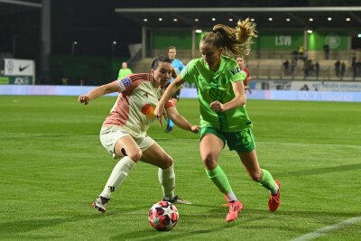 Lyon verdirbt das Jubiläumsspiel von Alexandra Popp - Wolfsburgs Vivien Endemann (r) im Zweikampf gegen Lyons Vanessa Gilles.