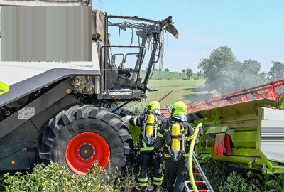 Mähdrescher geht bei Ernte in Mittelsachsen in Flammen auf: Feuer greift auf Feld über - Sowohl der Mähdrescher, als auch das angrenzende Feld brannten. Foto: EHL Media/Tim Meyer