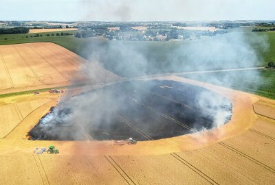 Mähdrescher geht bei Ernte in Mittelsachsen in Flammen auf: Feuer greift auf Feld über - Sowohl der Mähdrescher, als auch das angrenzende Feld brannten. Foto: EHL Media/Tim Meyer