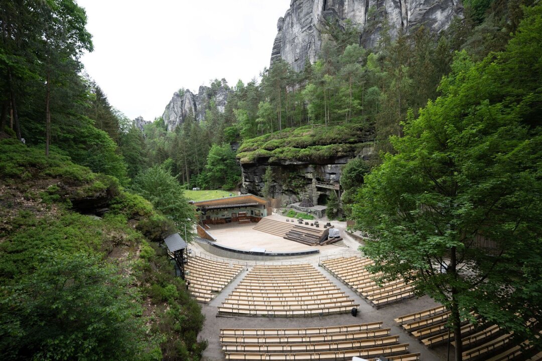 Märchen, Musicals und Western - Theater in Open-Air-Saison - Ein Sandsteinfelsen rahmt die Felsenbühne Rathen in der Sächsischen Schweiz.