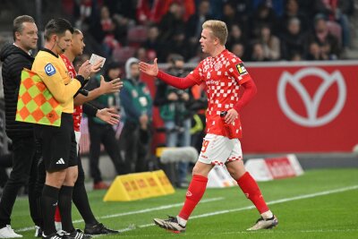 Mainzer Burkardt verletzt - Kein Einsatz gegen Bayern - Der Mainzer Jonathan Burkardt (r) musste gegen Gladbach früh ausgewechselt werden und fällt nun länger aus.