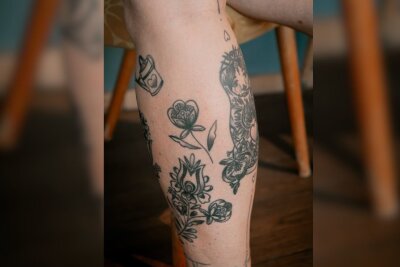 Maja (32) aus Chemnitz: Von Tinkerbell bis Matrjoschka - Jedes Tattoo ist nicht nur ein Ausdruck ihrer Persönlichkeit, sondern auch das Ergebnis einer besonderen Zusammenarbeit mit dem Tattoostudio Kallisto Tattoo, die ihr sehr am Herzen liegt."