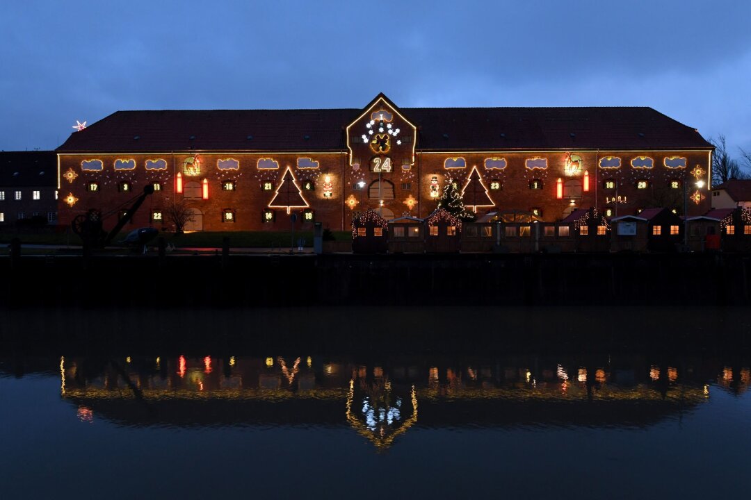 Mal anders: 16 ungewöhnliche Weihnachtsmärkte in Deutschland - Der "längste Adventskalender der Welt": Das Eiderkanal-Packhaus im historischen Hafen von Tönning zur Adventsszeit.