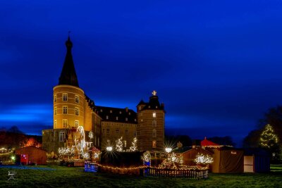 Mal anders: 16 ungewöhnliche Weihnachtsmärkte in Deutschland - Buden am Burggraben: Der Weihnachtsmarkt am Wasserschloss Merode hat ein ganz besonderes Flair.