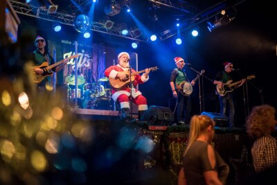 Mal anders: 16 ungewöhnliche Weihnachtsmärkte in Deutschland - Santa on Stage: Zum Advent in der Westernstadt "Pullman City" steigt der Weihnachtsmann persönlich auf die Bühne. 