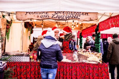 Mal anders: 16 ungewöhnliche Weihnachtsmärkte in Deutschland - P wie Polen und Piroggen: Auch die Kulinarik auf dem Sternenmarkt ist landestypisch.