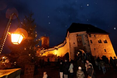 Mal anders: 16 ungewöhnliche Weihnachtsmärkte in Deutschland - Fast vergessene Handwerkskünste bilden einen Fokus an den Ständen des mittelalterlichen Weihnachtsmarktes auf der Wartburg.