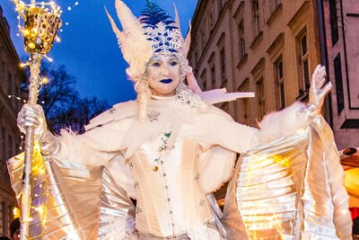 Mal anders: 16 ungewöhnliche Weihnachtsmärkte in Deutschland - Engel und Fantasiewesen auf Stelzen wie den Künstler Flaming Rose kann man auf dem Weihnachtsmarkt in der Berliner Sophienstraße bewundern. 