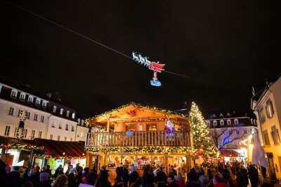 Mal anders: 16 ungewöhnliche Weihnachtsmärkte in Deutschland - Auf dem Drahtseil: In Saarbrücken kommt während des Christkindlmarkts zweimal täglich der Weihnachtsmann im Schlitten angeflogen.