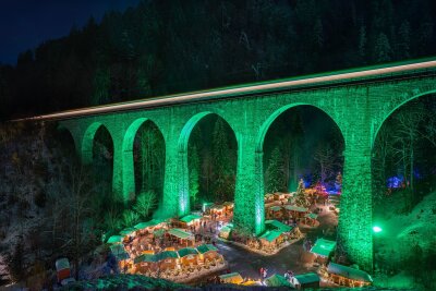 Mal anders: 16 ungewöhnliche Weihnachtsmärkte in Deutschland - Illuminiertes Viadukt: Die Brücke der Höllentalbahn bietet eine einzigartige Kulisse für den Weihnachtsmarkt in der Ravennaschlucht. 