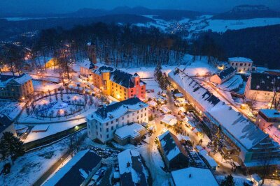 Mal anders: 16 ungewöhnliche Weihnachtsmärkte in Deutschland - Gut besucht: Der Weihnachtsmarkt auf der Festung Königstein lockt viele Besucher an.