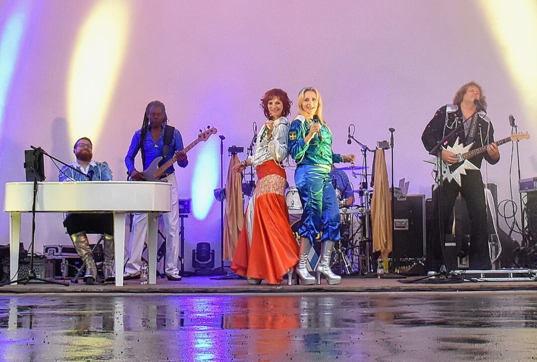 "Mamma mia!": "4 Swedes Band" lässt die Hits vom Abba in Mittelsachsen aufleben - Eine unvergessliche Nacht: Abba-Nostalgie im Schlosspark Lichtenwalde. Foto: Maik Bohn