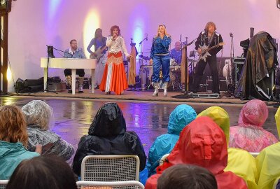 "Mamma mia!": "4 Swedes Band" lässt die Hits vom Abba in Mittelsachsen aufleben - Eine unvergessliche Nacht: Abba-Nostalgie im Schlosspark Lichtenwalde. Foto: Maik Bohn