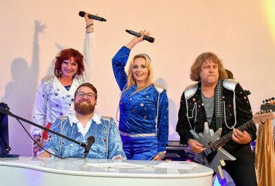 "Mamma mia!": "4 Swedes Band" lässt die Hits vom Abba in Mittelsachsen aufleben - Eine unvergessliche Nacht: Abba-Nostalgie im Schlosspark Lichtenwalde. Foto: Maik Bohn