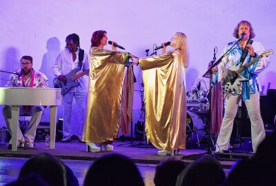 "Mamma mia!": "4 Swedes Band" lässt die Hits vom Abba in Mittelsachsen aufleben - Eine unvergessliche Nacht: Abba-Nostalgie im Schlosspark Lichtenwalde. Foto: Maik Bohn