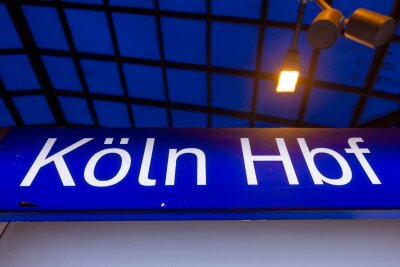 Mann am Kölner Hauptbahnhof von Zug überrollt und getötet - Am Kölner Hauptbahnhof ist eine Person von einem Zug überrollt und getötet worden. (Archivlbild)