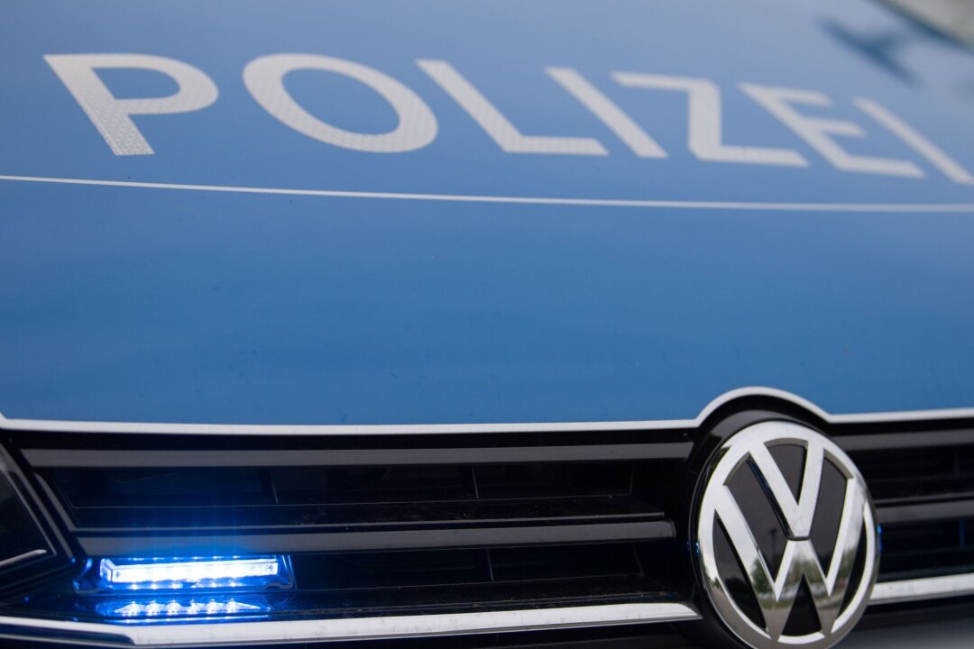 Mann beißt bei Einsatz Polizisten in den Arm - Ein Blaulicht leuchtet im Kühlergrill eines Polizeiautos.