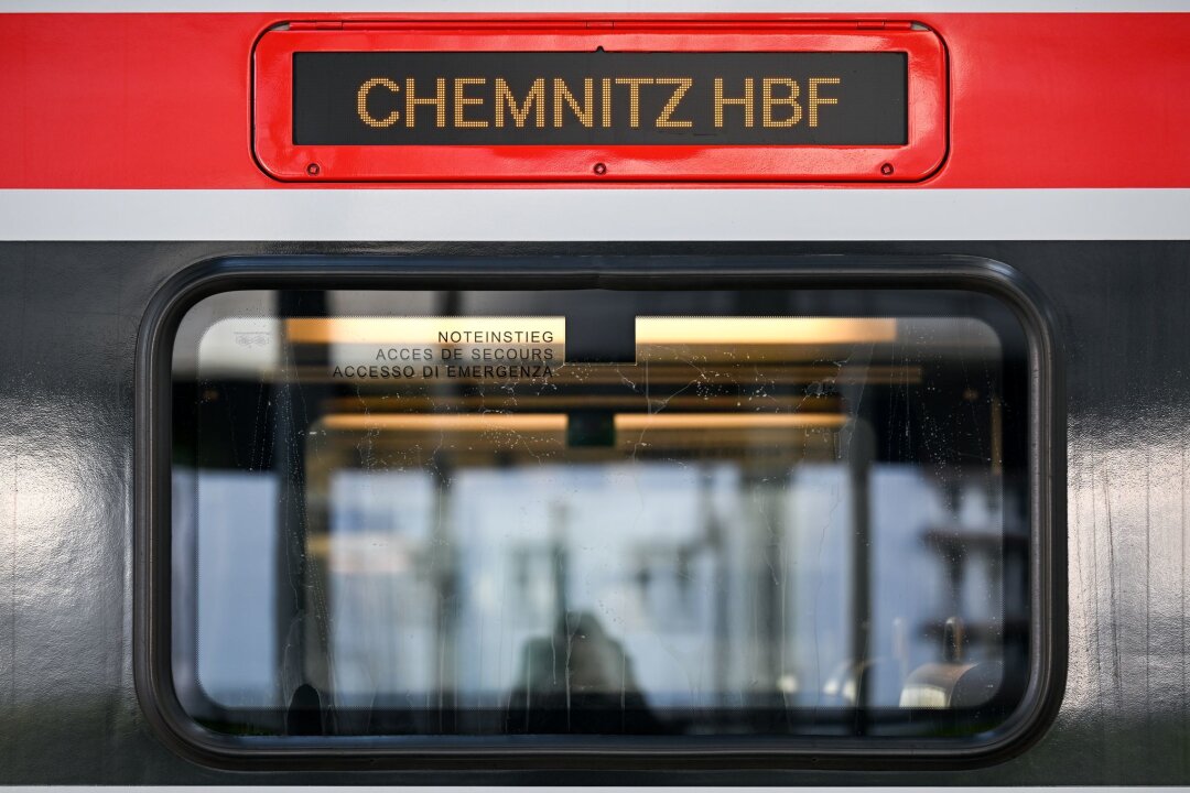 Mann hängt sich in Chemnitz an Zug und bleibt unverletzt - Am Chemnitzer Hauptbahnhof hat sich ein Mann an einen abfahrenden Zug geklammert. (Symbolbild).