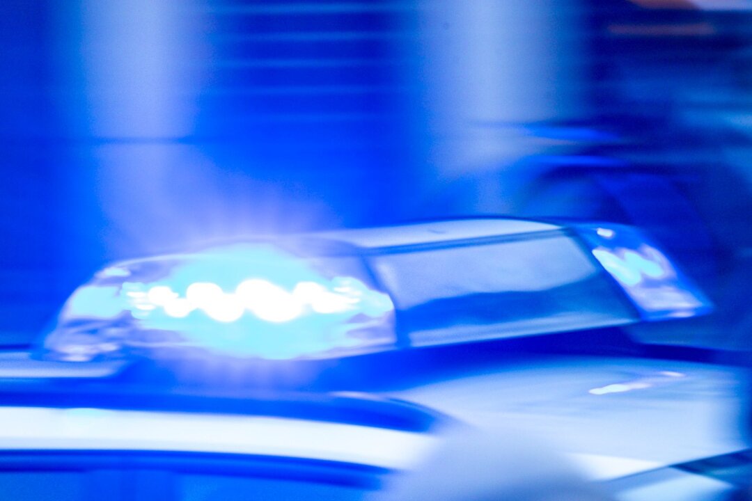 Mann mit Stichwaffe in Hoyerswerda unterwegs: Haftbefehl - Ein Streifenwagen der Polizei ist mit Blaulicht im Einsatz.