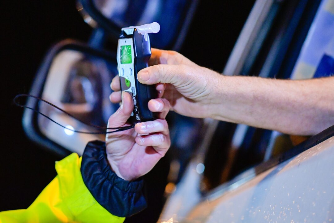 Mann schläft Rausch auf Standstreifen aus - Ein Autofahrer hat auf der A 4 bei Glauchau seinen Alkoholrausch auf der Standspur ausschlafen wollen (Illustration).