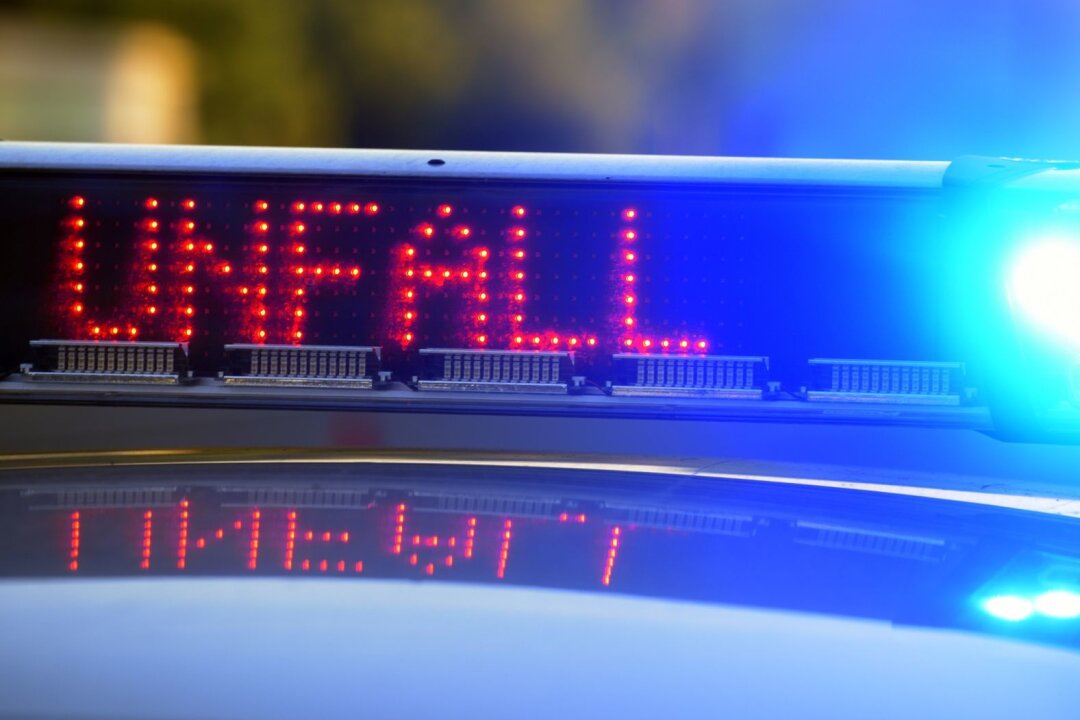 Mann stirbt bei Unfall auf A14 bei Halle - Auf einem Polizeifahrzeug warnt eine Leuchtschrift vor einer Unfallstelle.